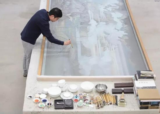 郝量在创作“潇湘八景”,图片来源:郝量工作室