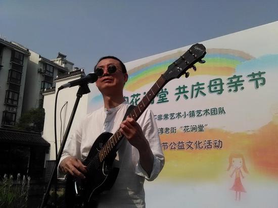 北京知名音乐人、非常艺术小镇音乐教师王右现场演出