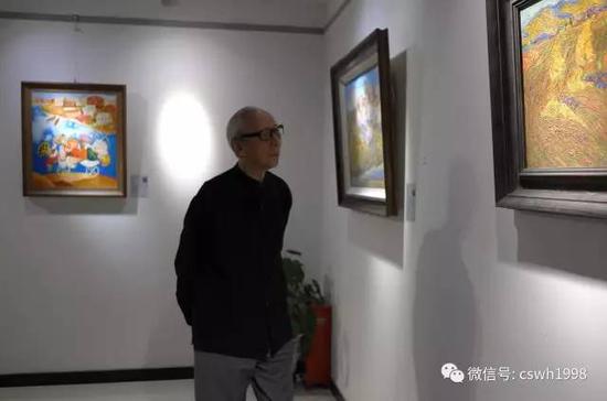 著名油画家詹建俊先生认真观看每一幅作品