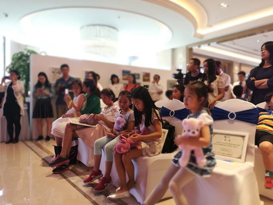 获奖小艺术家们领奖后排排坐