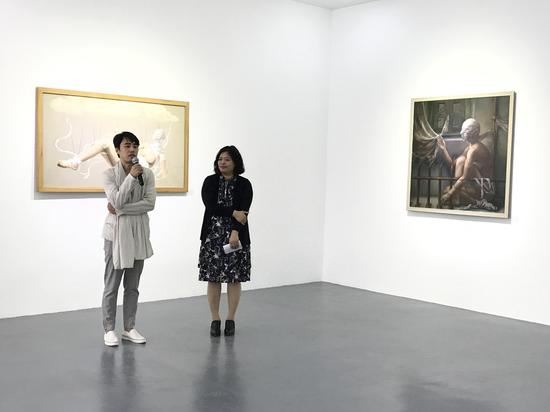 展览开幕式现场（左起：艺术家刘晓龙、策展人王海英）