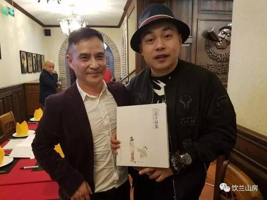 汪意丰先生赠送着名喜剧演员程野先生（右）展览画集