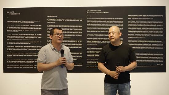 本次展览策展人吴鸿（左）于艺术家司维东（右）