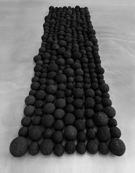 杨牧石《粘连》建筑废料、黑色喷漆,100个球,18 x 433 x 132cm,2013-2016