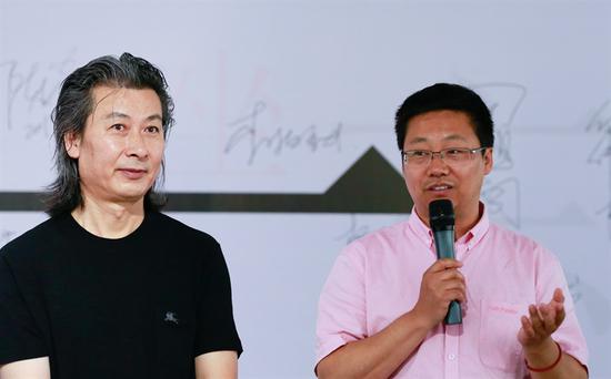 邱新良先生(右)中侨佳信文化集团艺术运营总监王连攀先生(左)艺术家
