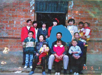 1995年,怀抱孙女的谭福全