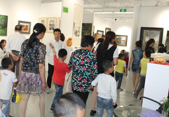 来自非常艺术小镇的村民与孩子们在2017艺术南京现场观展