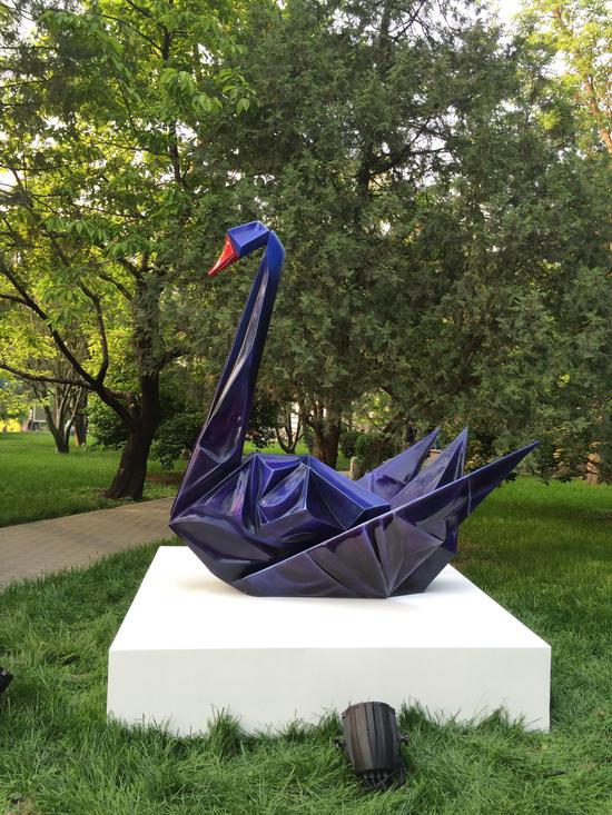 郭剑——BLACK SWAN;铸铜、喷漆;210x175x210cm;2014