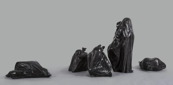卢征远《慢性》黑色大理石雕刻,不规则尺寸,2013