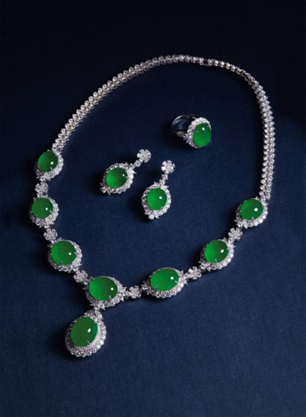LOT 2087     JADEITE AND DIAMOND NECKLACE, RING AND PAIR OF MATCHING EARRINGS 