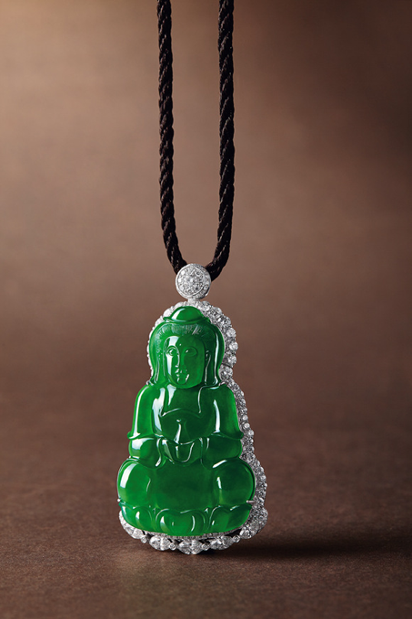 LOT 2060   JADEITE‘GUAN YIN’AND DIAMOND PENDANT 