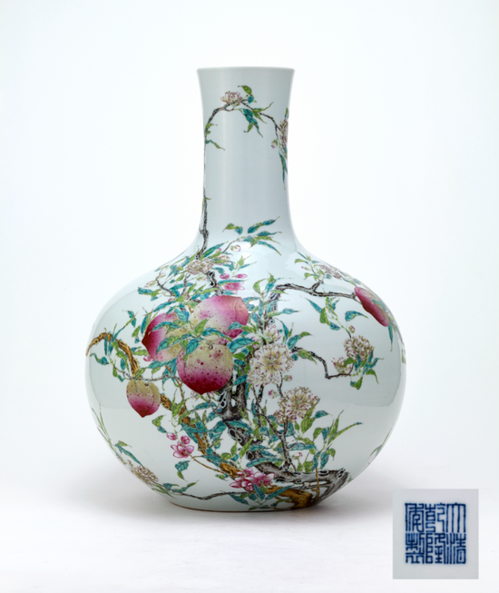 LOT3944
清乾隆 粉彩九桃天球瓶 款识:“大清乾隆年制”六字三行篆书款 尺 寸:H 51cm