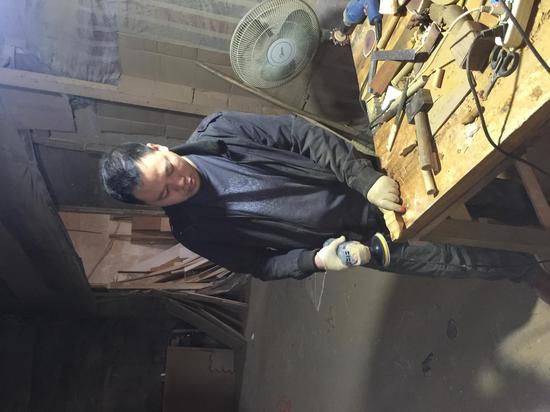 北京郊外的木工房打磨制作中