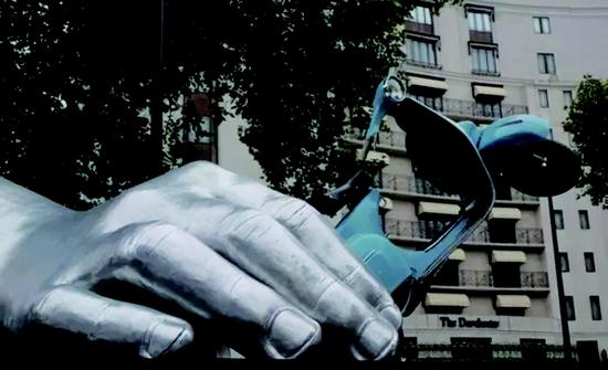 洛伦佐-奎恩所创作的巨手雕塑《美好的生活》