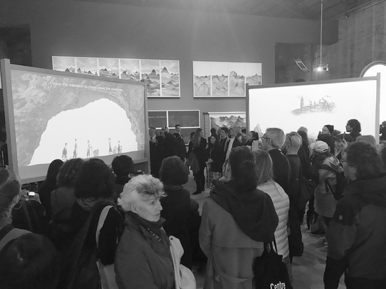 观众在威尼斯双年展的中国馆观看皮影戏表现。陈旖 摄
