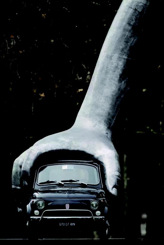 洛伦佐-奎恩所创作的手握小汽车雕塑