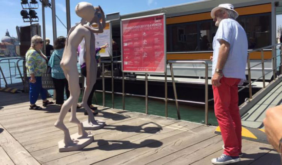 艺术家傅榆翔威尼斯双年展的大型系列作品“移民的外星人”装置雕塑作品威尼斯双年展现场图片