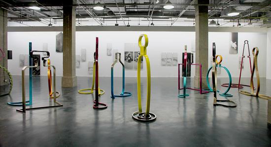 慕辰《傲慢与偏见》不锈钢、烤漆,尺寸不等,2011