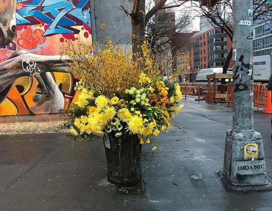 美国艺术家将垃圾桶改造成花瓶 装点纽约街头