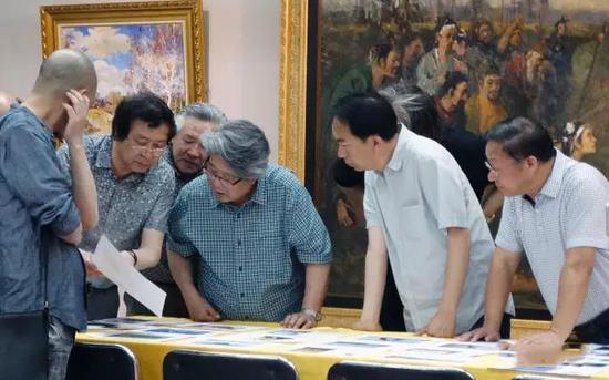 中国·青岛（即墨）国际雕塑艺术节艺委会名誉主任曹春生与评委宋伟光探讨作品