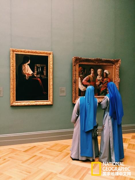 观察游客们是如何与艺术作品互动的。