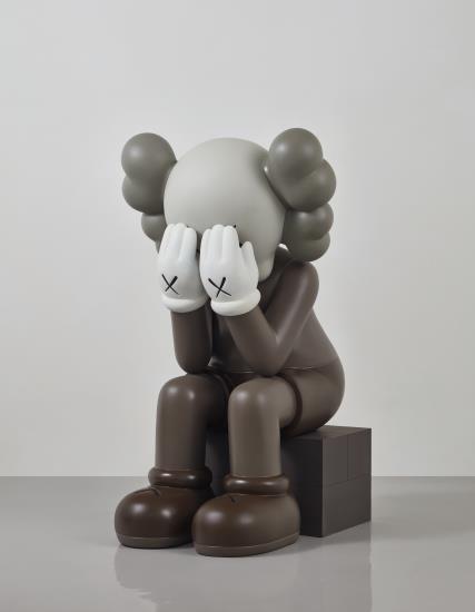 KAWS，《坐着的同伴》，2011年。图片：致谢富艺斯