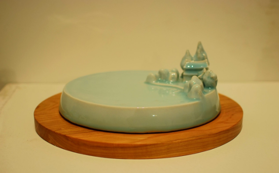 《平湖秋月》 材质：陶瓷 尺寸：长40cm*宽28cm*高28cm