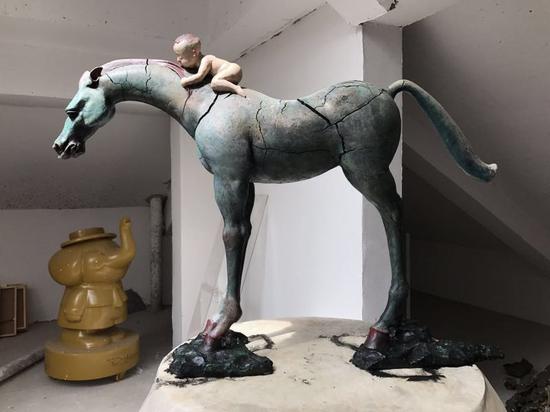 高 辉《 拾 梦 》
材料:树脂/尺寸:80cm*22cm*65cm