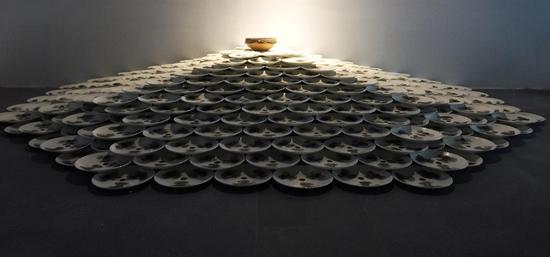 差异&共鸣--10M² ART SPACE当代艺术主题邀请展(图8) 韩行作品《和谐社会》 瓷盘烟熏技术 尺寸可变 2013