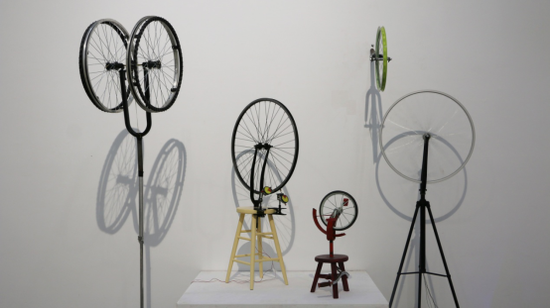 章献《如何解读一个轮子》材料：现成的自行车轮，前叉，机械结构 尺寸：五件一组，尺寸可调