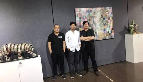 参展艺术家（左起）熊沁、陈刚、刘强在作品前合影