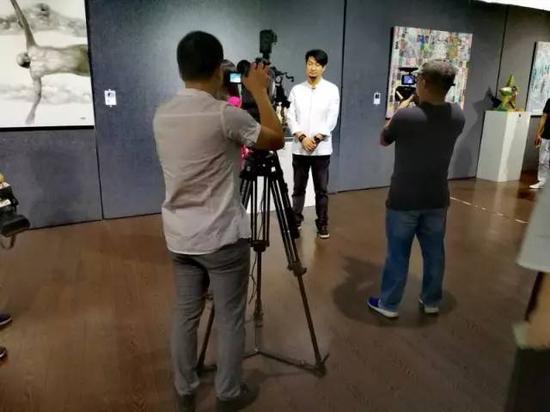 参展艺术家陈刚接受媒体采访