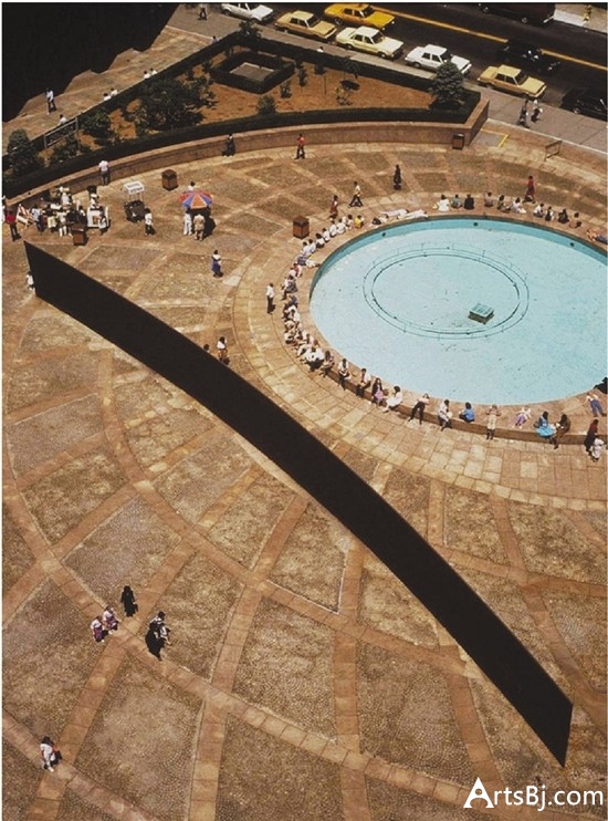 理查德·塞拉 倾斜之弧 36×3.9m 纽约 1981年