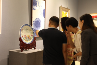《同心圆梦》特制珍藏大圆盘在现场吸引了不少参观者驻足欣赏