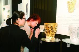 “艺术北京”莱俪展区内,观众观看荷内·莱俪作品。