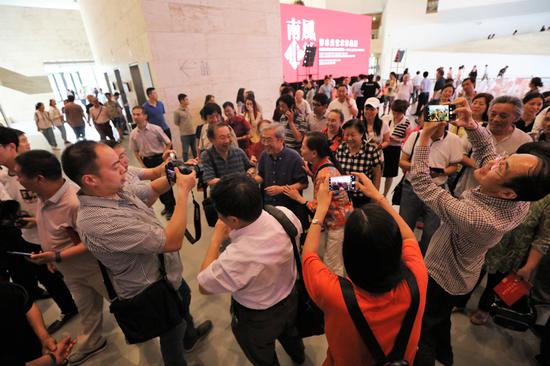 “南风北韵”郭志光艺术作品展(山东汇报展)吸引了大批观众