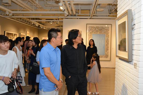 中央美术学院副院长苏新平（右）与爱慕集团董事长、总裁张荣明（左）在展览现场