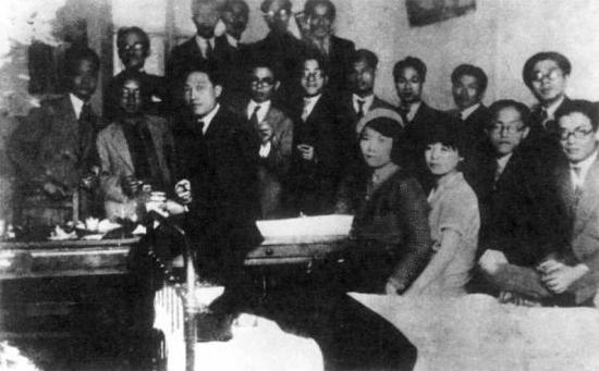 1933年留法学生与徐悲鸿合影（中排左二为秦宣夫，左五为胡善馀）