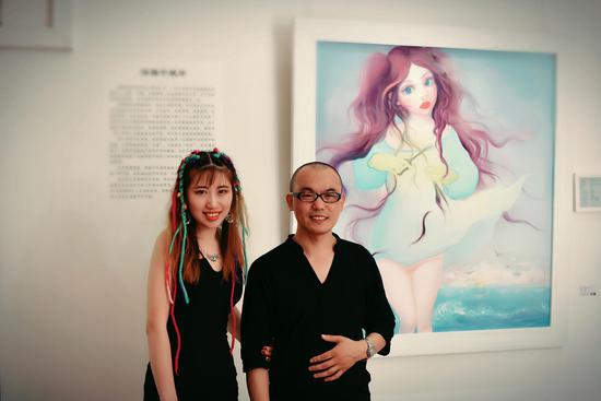 许泽雅和此次展览的策展人当代著名艺术家李晓飞先生合影