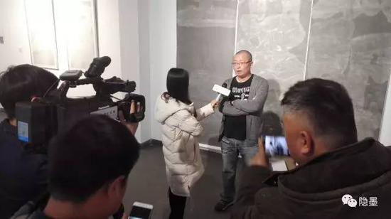 王勇作为策展人及参展艺术家在2017年3月开幕的“误读艺术史”展览现场接受媒体采访