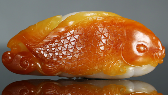 吴灶发 和田玉籽料如鱼得水挂件
5.9x2.4x1.7cm 37g 款识:尚凡