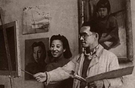 1945年摄于重庆凤凰山。秦宣夫在画室作画，旁立者为夫人李家珍