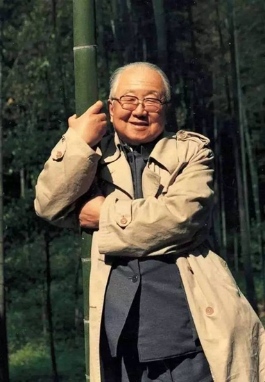 20世纪80年代初，启功先生在杭州抱着竹子拍照留念。启功先生称之为“抱竹图”