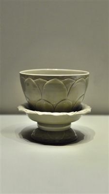 苏州博物馆藏五代秘色瓷莲花碗，该碗于1956年在苏州虎丘云岩寺塔发现，后入藏苏州博物馆，自此从未离开过苏州