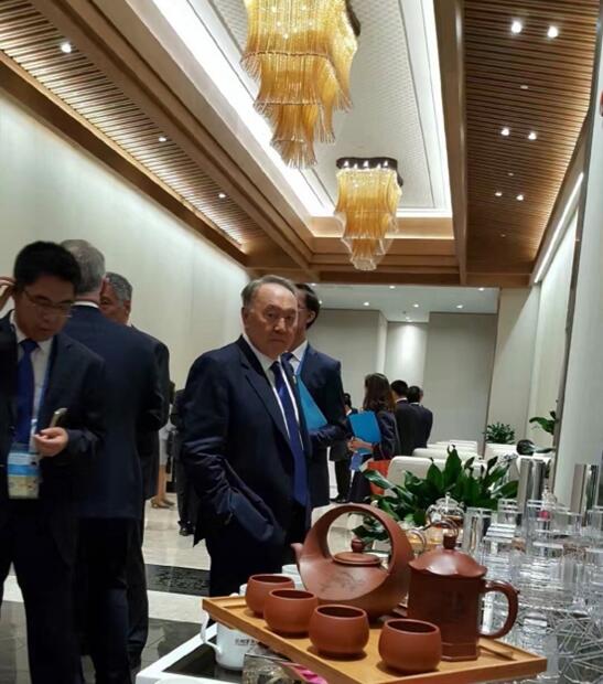 G20杭州峰会上，哈萨克斯坦总统纳扎尔巴耶夫被《紫韵东方·日月同辉》紫砂壶吸引