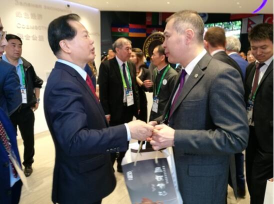 中国政府代表王锦珍将《紫韵东方·福临五洲》赠与哈萨克斯坦驻华大使努雷舍夫