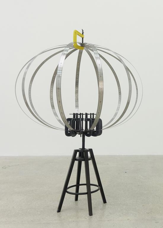 　　王恩来,Wang Enlai,钢尺，G字夹与吧凳,Steel Rule,G Clamp Clip and Stool,装置,installation,118x118x174cm,2017