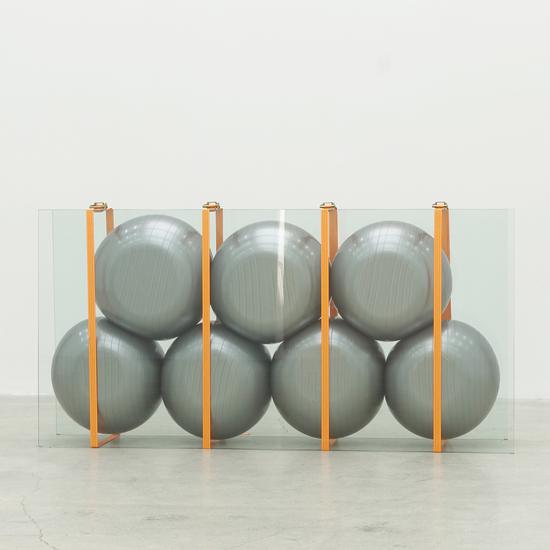 　　王恩来,Wang Enlai,玻璃，橡胶球与捆扎带,Glass,Rubber Ball and Banding Belt,装置,installation,240x45x120cm,2017