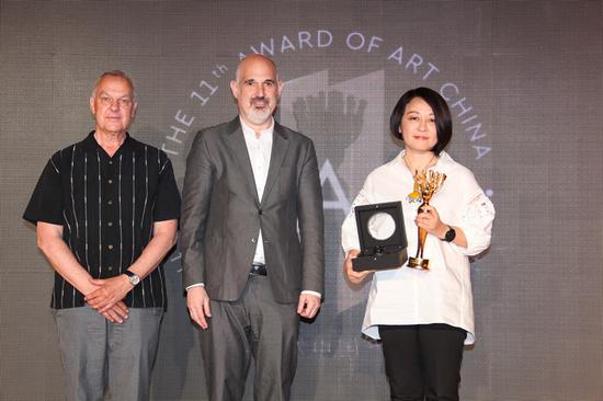 第11届AAC艺术中国评委华睿斯，David Joselit为年度艺术出版物颁奖(带领人栾倩)