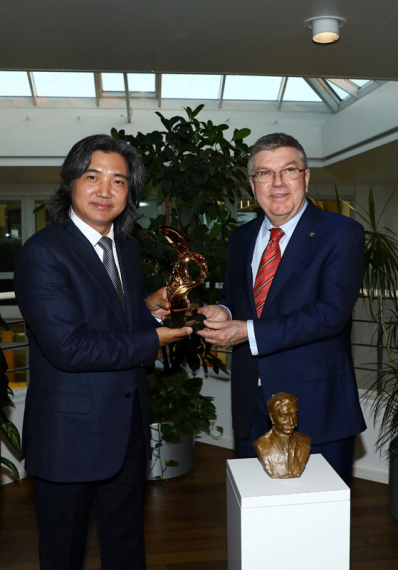 主席巴赫代表国际奥委会接受吴为山《顾拜旦》雕像赠送